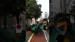Incredible Machine Shakes Oranges From Trees 😍